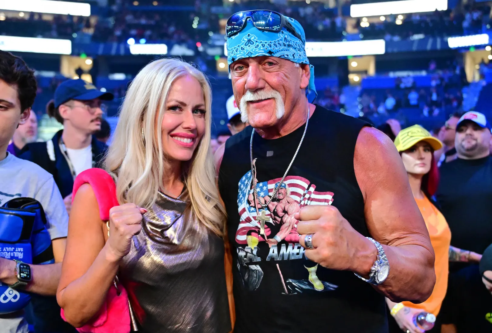 Hulk Hogan harmadik feleségével, Sky Dailyvel a közönségben Jake Paul és Mike Perry meccsén 2024-ben – Fotó: Julio Aguilar / Getty Images