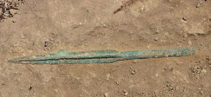 A csontváznál talált bronz lándzsafej – Fotó: Azerbajdzsáni Kulturális Minisztérium