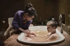 Sátánista nevelőszülővel és a karját rágcsáló démongyerekkel se lett sablonos a Hozd vissza őt