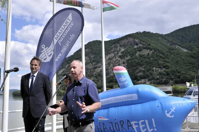 Spányik Gábor, a Mahart PassNave Kft. korábbi ügyvezetője 2020-ban, a dömösi kikötőben tartott, új hajójáratokat bejelentő sajtótájékoztatón. Balra Völner Pál, és Szentkirályi Alexandra – Fotó: Kovács Tamás / MTI