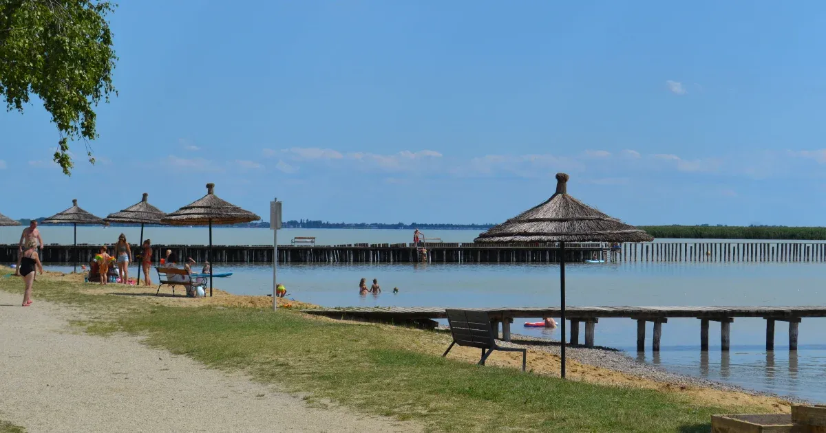 Az emberek strandolni akarnak a Fertőn – meg is teszik az osztrák oldalon