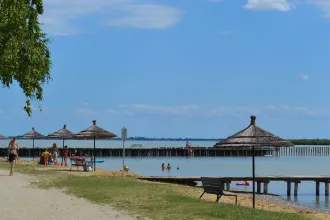 Az emberek strandolni akarnak a Fertőn – meg is teszik az osztrák oldalon