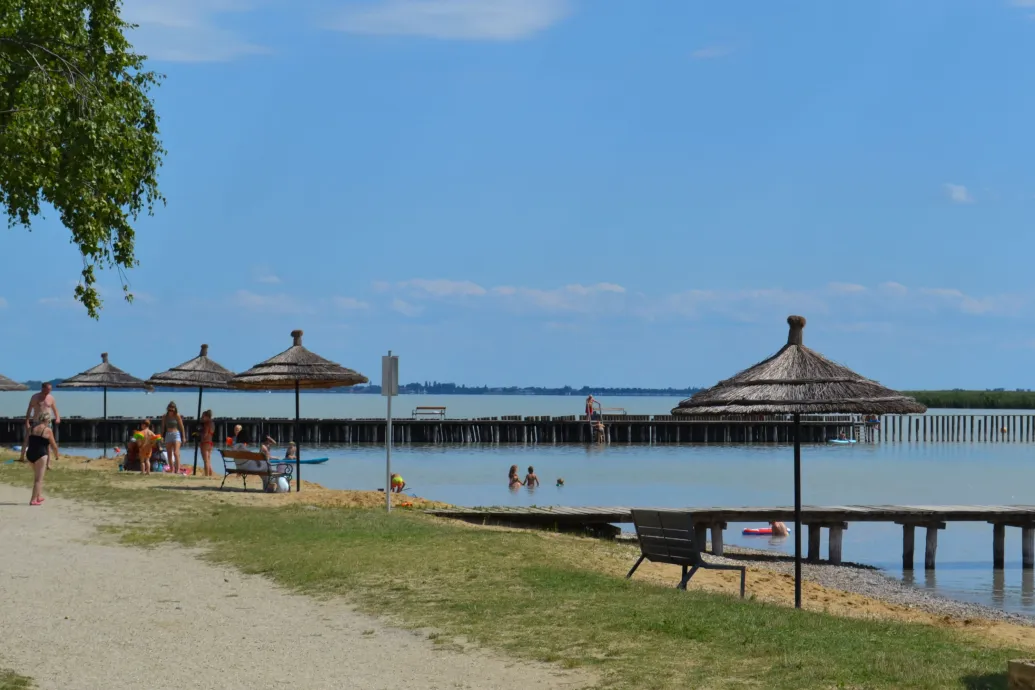 Az emberek strandolni akarnak a Fertőn – meg is teszik az osztrák oldalon – Forrás: Telex.hu