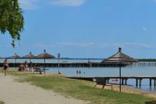 Az emberek strandolni akarnak a Fertőn – meg is teszik az osztrák oldalon