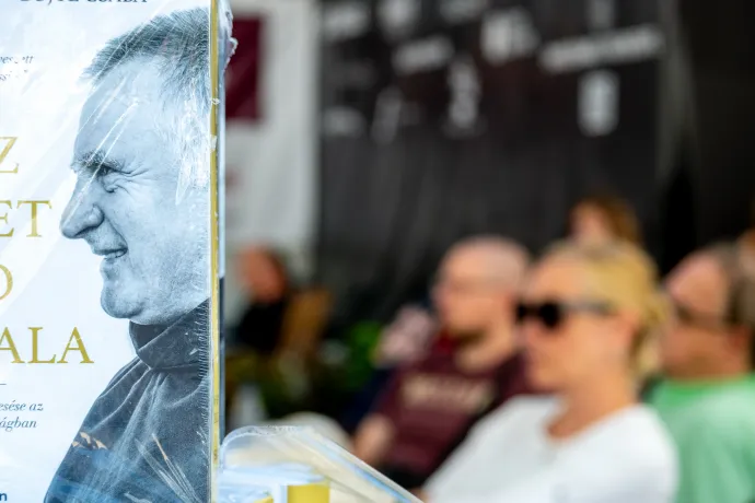 Böjte-könyvekből is volt bőven a hallgatóság számára – Fotó: Tamás Zsófia / Transtelex