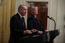 Erdoğan Isztambulban ültetné tárgyalóasztalhoz Putyint és Trumpot