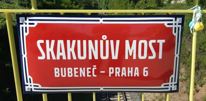 Névtábla a prágai Skakun hídon – Fotó: Matej „Dědek” Batha / Wikipedia