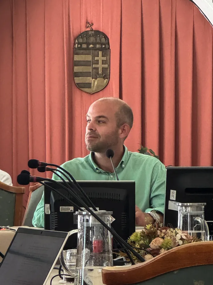 Fetter Ádám a képviselő-testület ülésén – Fotó: Nádor András / Telex