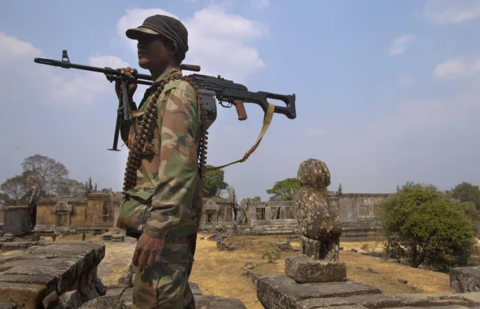 Egy kambodzsai katona őrzi a Preah Vihear templom területét 2011. február 8-án – Fotó: Paula Bronstein / Getty Images
