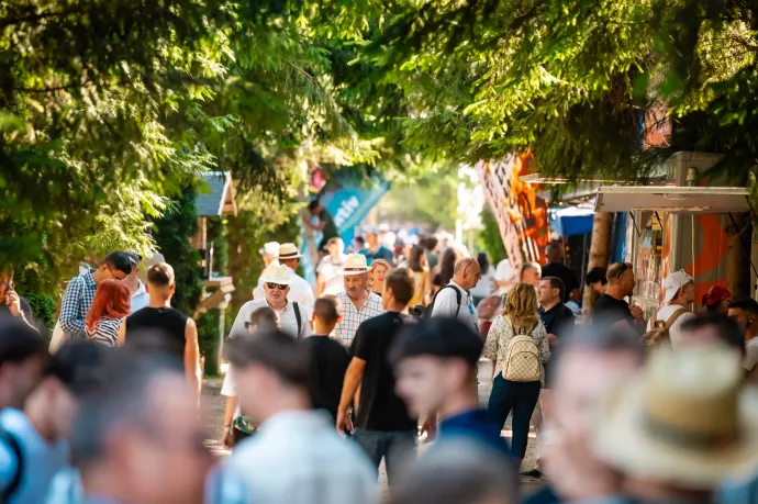 Tusványos 2025: meleg, közhelyek, szervezési káosz. Tîrnoveanu csak hab lesz a romlott tortán