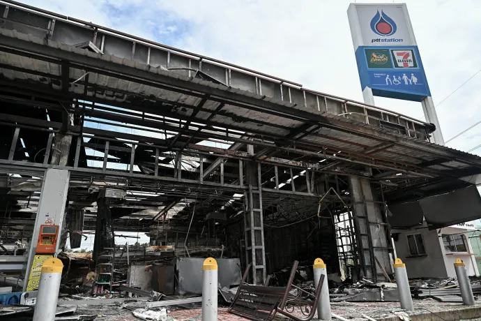 A támadásokban megsérült benzinkút Thaiföldön a határ menti Sisaket tartományban 2025. július 25-én – Fotó: Lillian Suwanrumpha / AFP