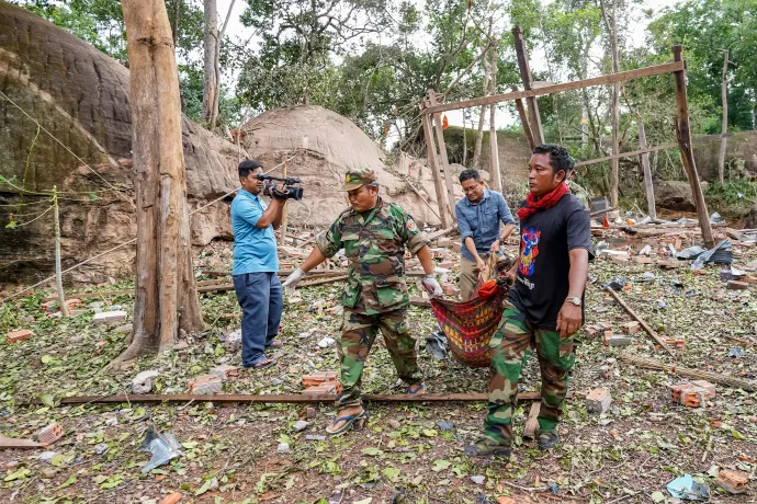 Kambodzsai katonák egy áldozat holttestét viszik ki egy, a támadásokban megsérült pagodából Oddar Meanchey tartományban 2025. július 25-én – Fotó: AFP