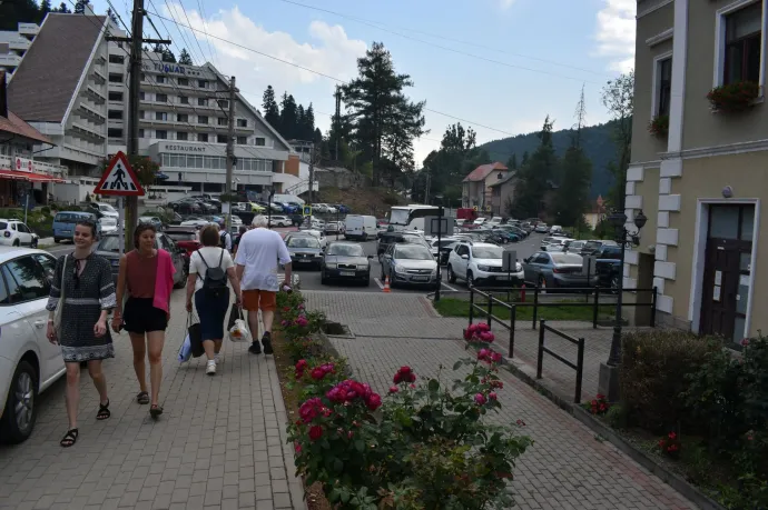 Nincs járda azon parkoló autósor nélkül Tusnádfürdőn – Fotó: Tőkés Hunor / Transtelex