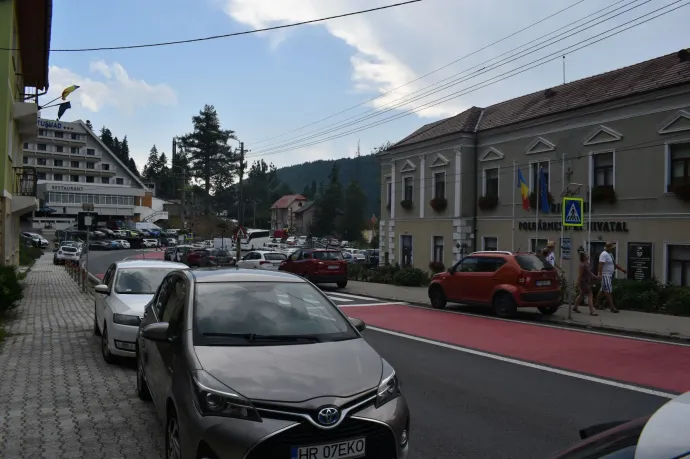 Nincs járda azon parkoló autósor nélkül Tusnádfürdőn – Fotó: Tőkés Hunor / Transtelex