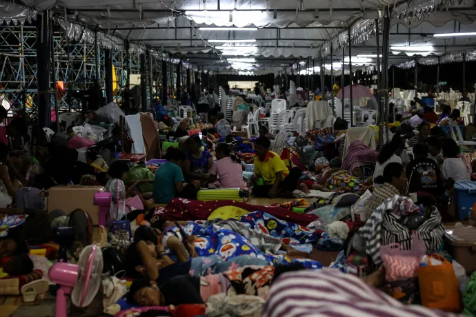 A thaiföldi–kambodzsai konfliktus eszkalálódása miatt a határ menti térségekből evakuált emberek a burirami Chang International Circuit területén készülnek az éjszakára. Fotó: Anadolu / 2025 Anadolu
