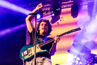 Újabb ismert zenekar törli a dalait a Spotifyról, mert szerintük Dr. Genya-szerű figura vezeti a céget