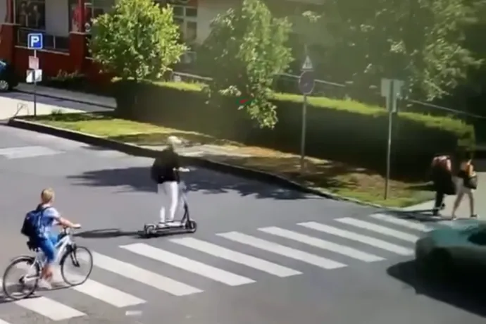 Telibe kapta egy autó a zebrán átguruló rollerest Borsodban