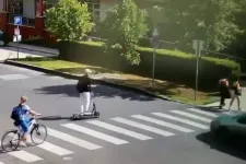Telibe kapta egy autó a zebrán átguruló rollerest Borsodban
