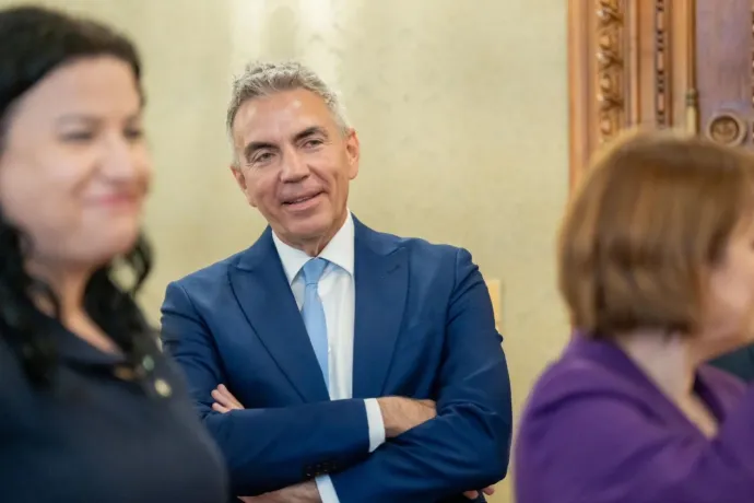 Követelik Dragoș Anastasiu miniszterelnök-helyettes lemondását a kormányzati alkalmazottak