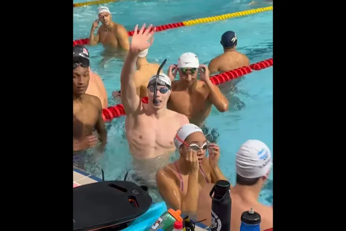 Elég zsúfolt medencében kellett melegíteniük az úszóknak Szingapúrban