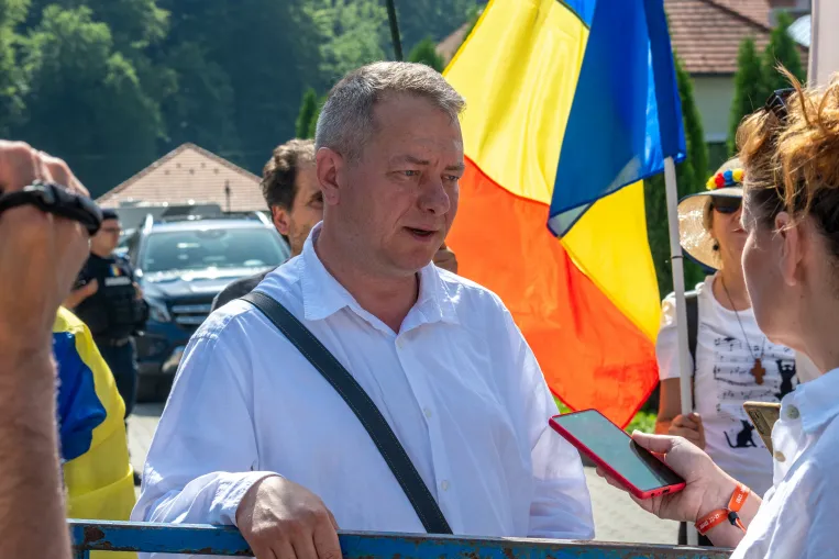 „Hogy Orbán el ne felejtse, ez itt Románia” – megkérdeztük Tîrnoveanut, miért tüntet minden évben Tusványoson