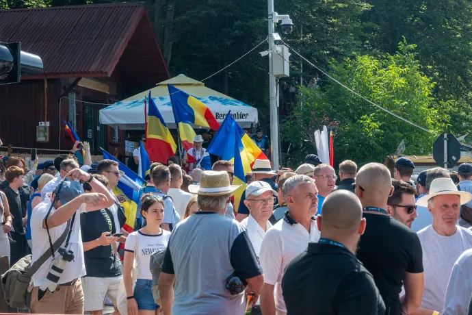 Tüntetők, trikolórok, molinók, és Orbán-beszédre igyekvő emberek keveredtek a helyszínen – Fotó: Tamás Zsófia / Transtelex