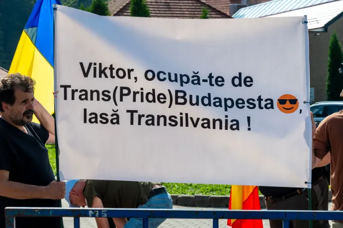Tüntetők, trikolórok, molinók, és Orbán-beszédre igyekvő emberek keveredtek a helyszínen – Fotó: Tamás Zsófia / Transtelex