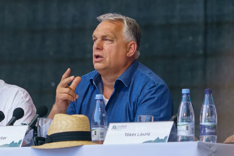 Román sajtó: Tusványosról zsarolja Európát Orbán, aki világháborús jóslatokkal mozgósítaná követőit