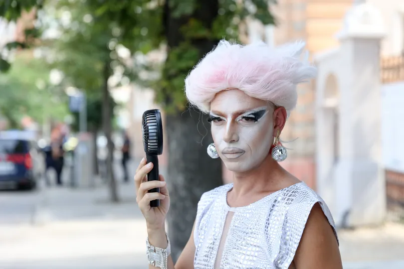 Előkészületek a Bihar Megyei Tanács épületének árnyékában – Fotó: Gál László / Transtelex