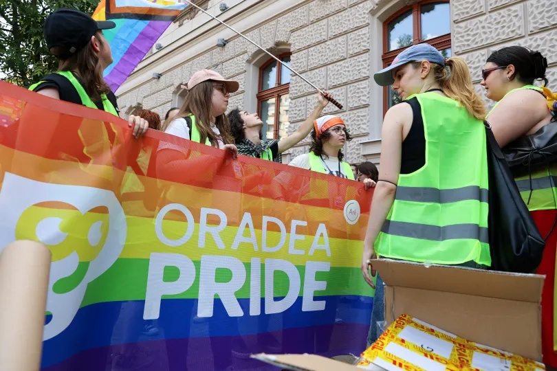 Előkészületek a Bihar Megyei Tanács épületének árnyékában – Fotó: Gál László / Transtelex