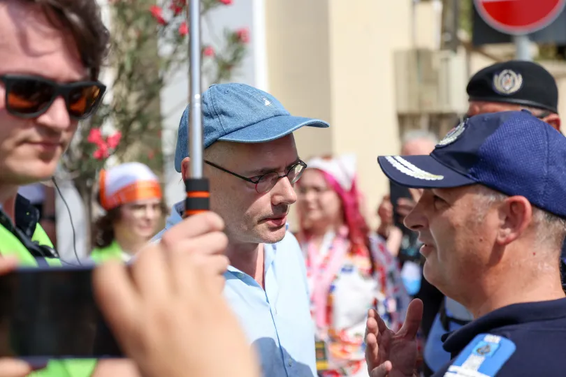 Florin Buhuceanu támogatta a helyi szervezőket a menet elején és a csendőrséggel folytatott vitában – Fotó: Gál László / Transtelex