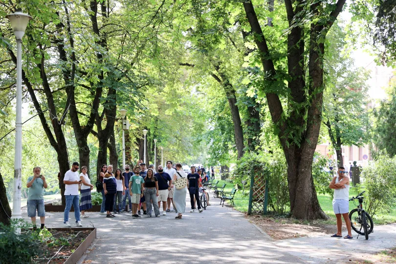Néhány érdeklődő figyelte a felvonulást, csendesen – Fotó: Gál László / Transtelex