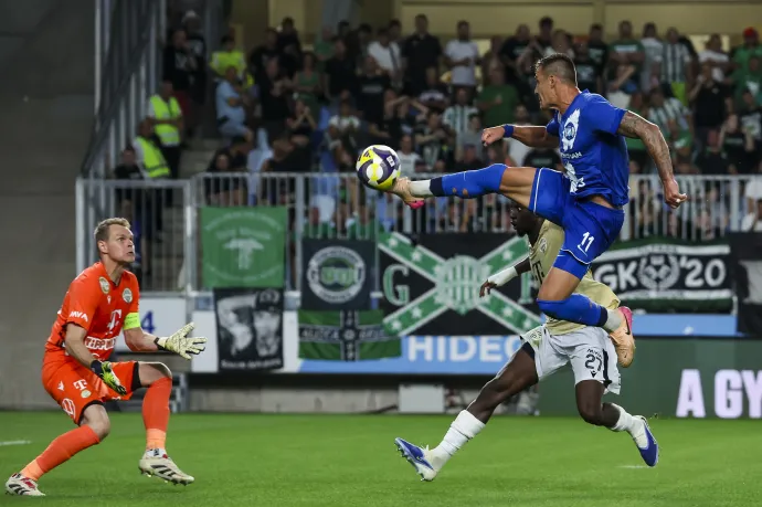 Dibusz Dénes védi Jurina Marin lövését az MTK-Ferencváros mérkőzésen a Hidegkuti Nándor Stadionban 2025. július 26-án – Fotó: Hegedüs Róbert / MTI