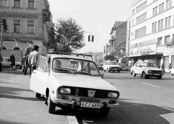 Deák Ferenc / Eroilor utca Kolozsváron az 1970-es években, háttérben a Győzelem mozi épülete – Fotó: Minerva Művelődési Egyesület, Kolozsvár
