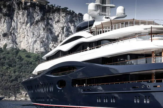 Van még mit tanulni luxizásból: Zuckerberg külön jachtflottával kísérteti megajachtját Szicília partjainál