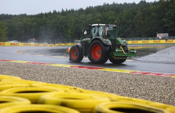 Vizet takarító traktor a pályán a 2025-ös Belga Nagydíj alatt – Fotó: Stephanie Lecocq / Reuters