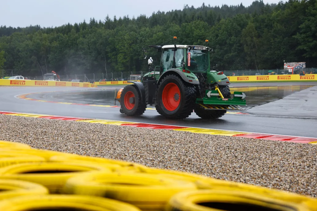Eső, 80 perc állás, traktorozás és McLaren-show a Belga Nagydíjon