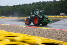 Eső, 80 perc állás, traktorozás és McLaren-show a Belga Nagydíjon