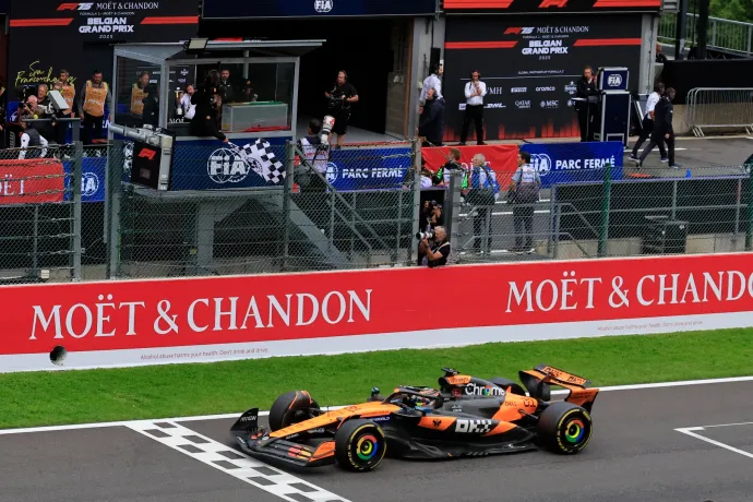 Eső, 80 perc állás, traktorozás és McLaren-show a Belga Nagydíjon