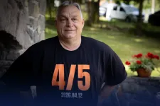 Reagált a Sándor-palota, miután Orbán a pólóján üzente meg, mikor lesz a választás