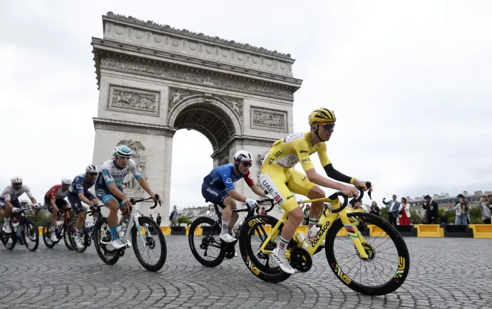 A négyszer Tour de France-győztes Tadej Pogačar a sor élén a Diadalívnél – Fotó: Benoit Tessier / Reuters