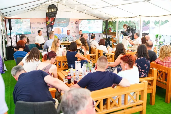 A Tamási Áron – Székelyföldi Agro-Kultúra Sátrában a székelyföldi városok jövőjéről beszélget Antal Árpád több polgármester kollégájával – Fotó: Bicsak Gergő / MasterStudio