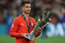 Százával ostromolják a Ronaldo-szurkolók az osztrák hotelt, ahol megszállt az en-Naszr