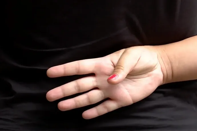 A bántalmazásra utaló kézjelzéssel kért segítséget egy nő egy balatoni benzinkúton