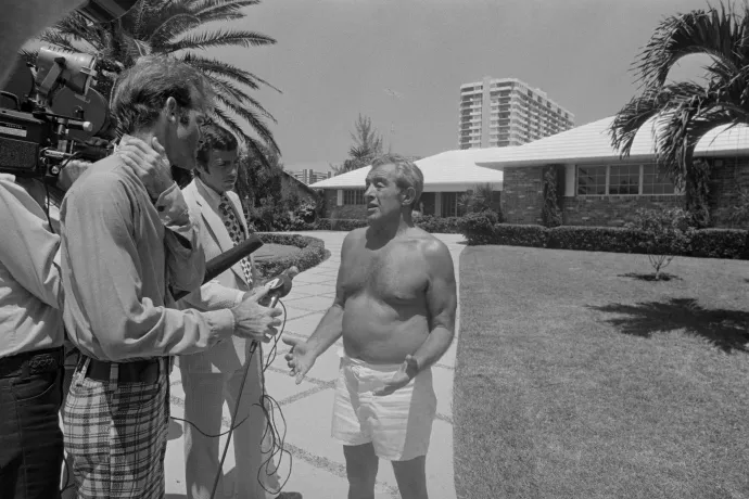 Anthony „Tony Pro” Provenzano nyilatkozik a sajtónak Hoffa eltűnése után, 1975 augusztusában – Fotó: Bettmann Archive / Getty Images