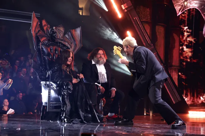Két segítő és egy ápoló segítette Ozzy Osbourne-t az utolsó koncertje előtti próbákon
