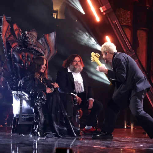 Két segítő és egy ápoló segítette Ozzy Osbourne-t az utolsó koncertje előtti próbákon
