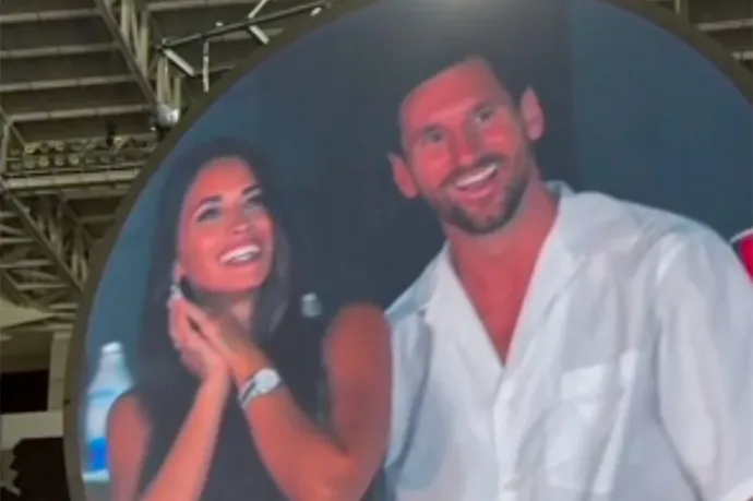 A hűtlen igazgatók után most Messit csípte el a Coldplay csókkamerája