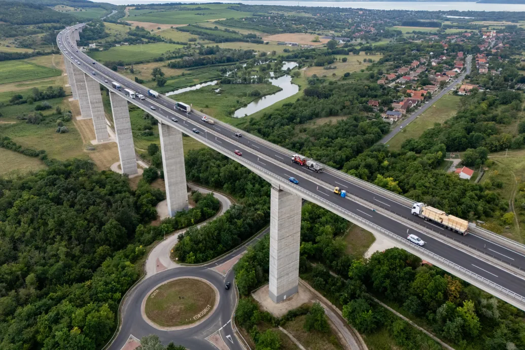 Már 30 milliárd forintot zsebelt be Mészáros Lőrinc és Szíjj László a koncessziós sztrádákból – Forrás: Telex.hu
