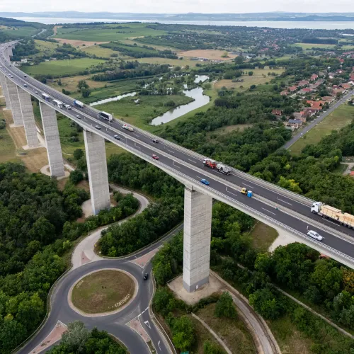 Már 30 milliárd forintot zsebelt be Mészáros Lőrinc és Szíjj László a koncessziós sztrádákból